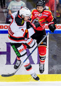 Luleås Craig Schira tacklar Malmö Redhawks Nils Andersson