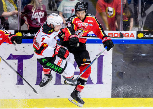 Luleås Craig Schira tacklar Malmö Redhawks Nils Andersson