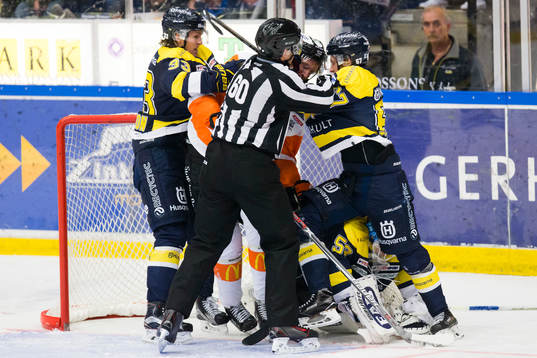 s Niklas Hansson och Christoffer Törngren (h) i gruff med