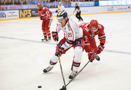 Västerviks Mats Josten Fröshaug i jagas av Timrås Johan