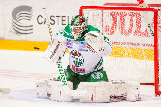 Rögles målvakt Oscar Dansk räddar skott