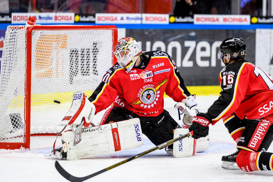 Luleås målvakt Filip Gustavsson kan inte stoppa Malmö