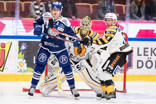 Leksands Martin Karlsson framför Skellefteås målvakt