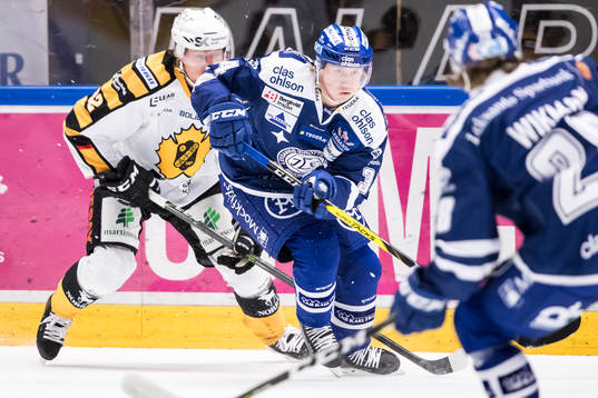 Leksands Daniel Bertov jagas av Skellefteås Jesper Olofsson