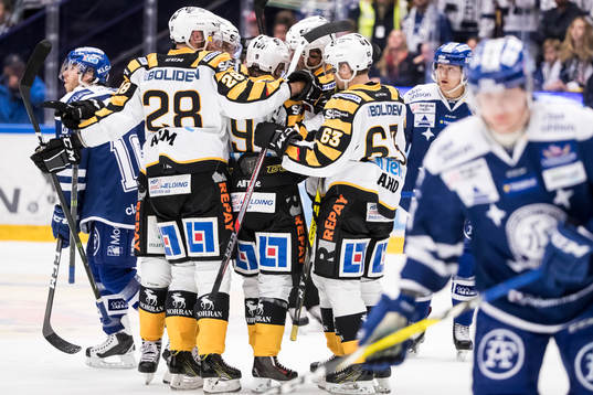 Skellefteås Johan Alm och Sebastian Aho jublar