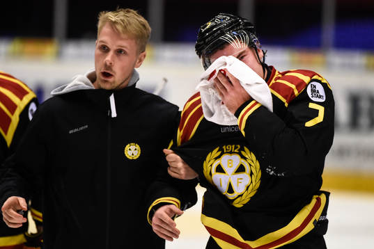Brynäs Ponthus Westerholm lämnar isen skadad