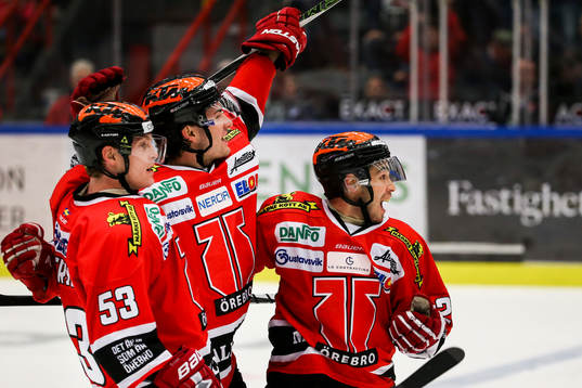 Örebros spelare jublar