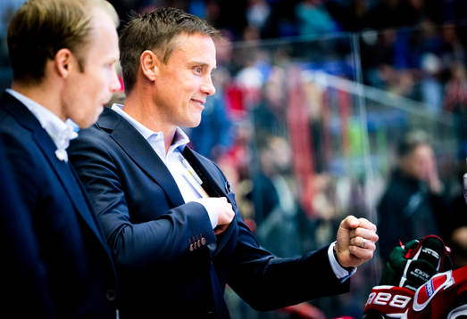 Frölundas tränare Roger Rönnberg jublar vid slutsignalen