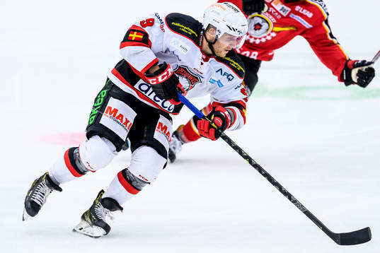 Malmö Redhawks Frederik Storm med pucken