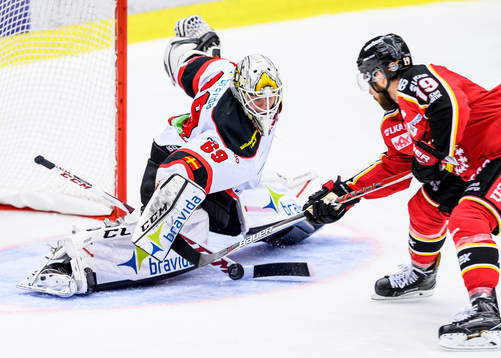 Malmö Redhawks målvakt Oscar Alsenfelt räddar ett