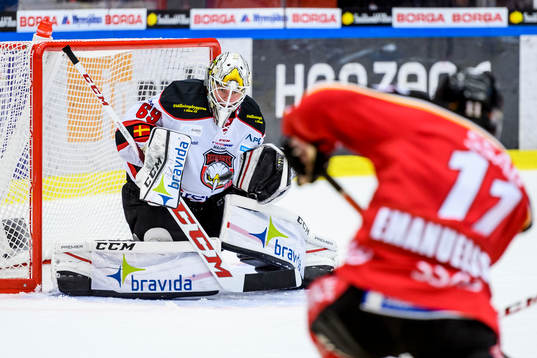 uMalmö Redhawks målvakt Oscar Alsenfelt räddar ett skott