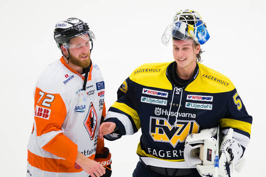s målvakt Fredrik Pettersson-Wentzel i samtal