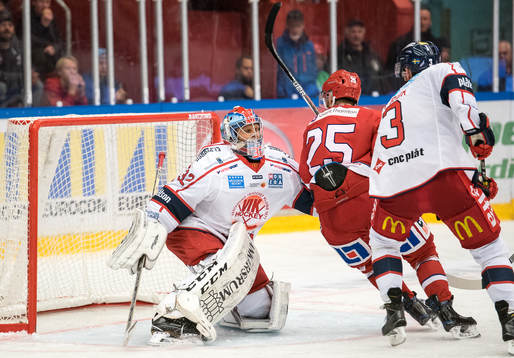 Västerviks målvakt Jonas Fransson  försöker stoppa
