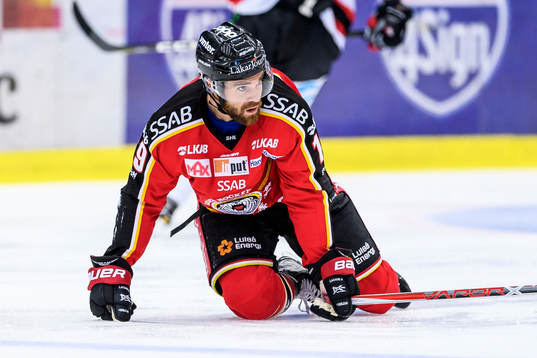 Luleås Jacob Lagacé sittandes på isen