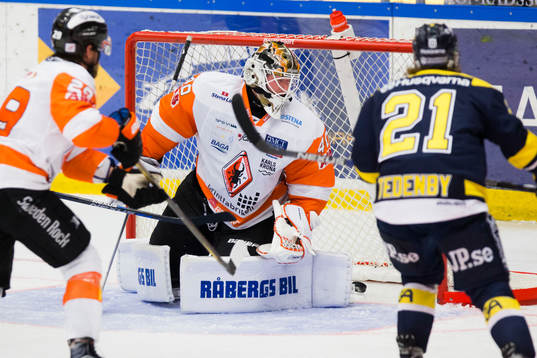 Pucken går in bakom Karlskronas målvakt Johan Holmqvist