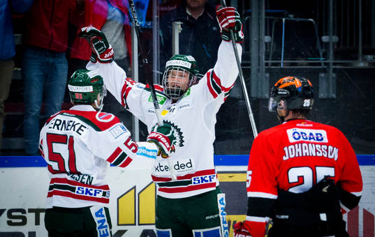 Frölundas Kristian Vesalainen gör 2-3 och jublar