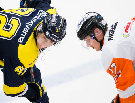 s Kevin Stenlund tekar mot Karlskronas Joel Kellman
