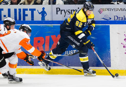 s Kevin Stenlund med pucken