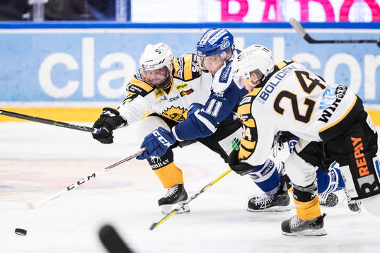 Leksands Martin Karlsson i kamp om pucken med Skellefteås