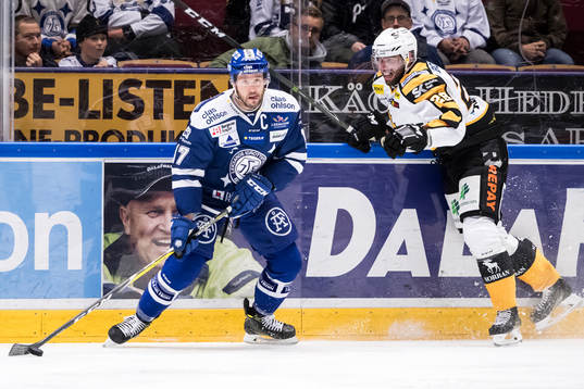 Leksands Jesper Ollas med pucken och Skellefteås Johan Alm