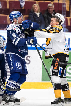 Skellefteås Pär Lindholm i fight med Leksands Joe Piskula