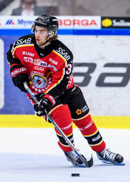 Luleås Pontus Själin med pucken