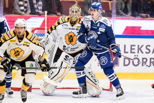 Leksands Martin Karlsson framför Skellefteås målvakt
