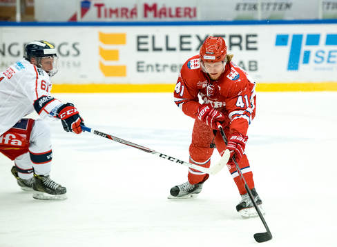 Timrås Ludvig Nilsson i kamp mot Västerviks Emil Wahlberg