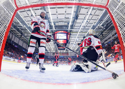 Malmö Redhawks Noah Welch plockar ut pucken från mål