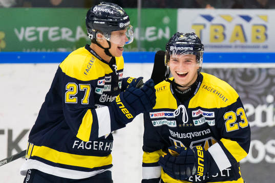 s Jacob Cederholm och Lias Andersson jublar