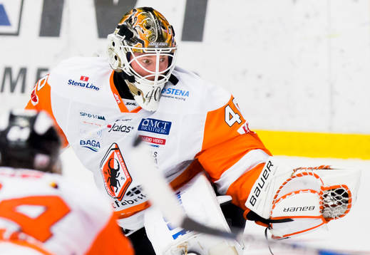 Karlskronas målvakt Johan Holmqvist räddar