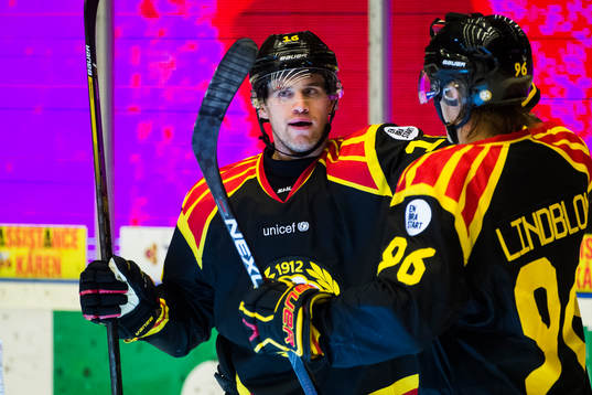 Brynäs Daniel Paille och Oskar Lindblom jublar