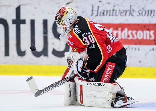 Luleås målvakt Filip Gustavsson räddar ett skott