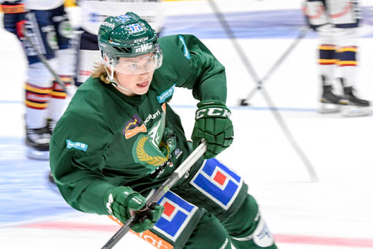 En Färjestadsspelare värmer upp