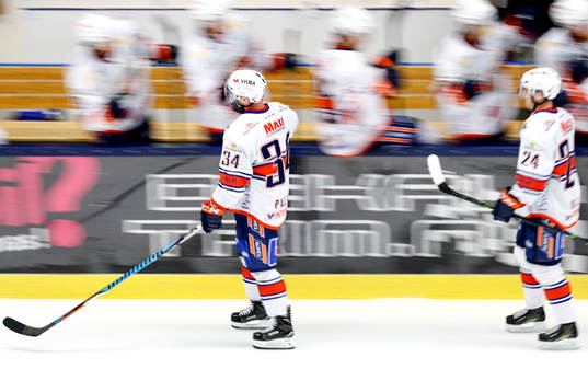 Växjös Olli Palola jublar med lagkamrater