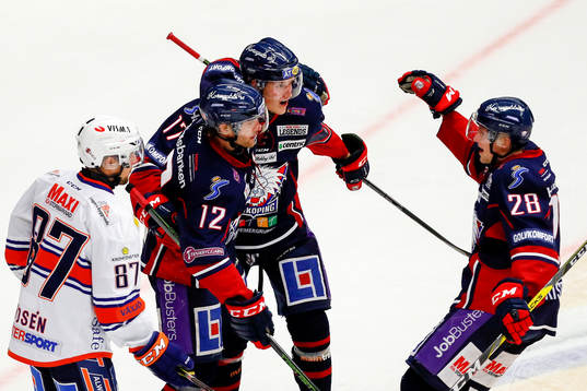 Linköpings Sebastian Karlsson jublar med lagkamrater
