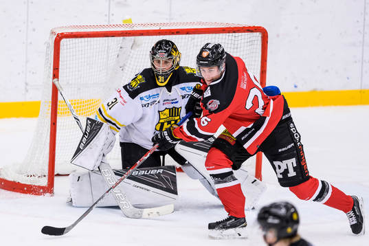 Vännäs målvakt William Eriksson och Piteås Emil Wrenman