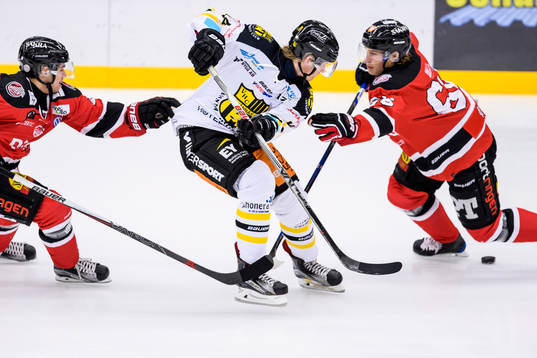 Vännäs Christoffer Åström försöker gå förbi Piteås