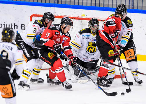 Piteå skapar tryck framför Vännäs målvakt William