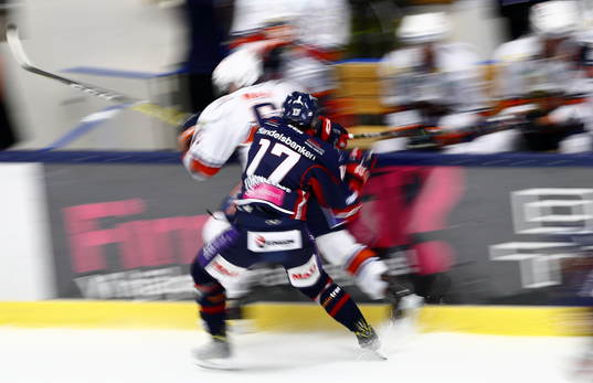 Linköpings Henrik Törnqvist tackling mot sargen