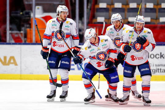 Växjös Olli Palola jublar med lagkamrater