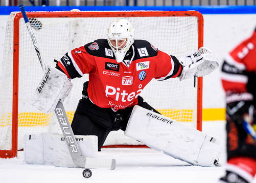 Piteås målvakt Joel Vännström räddar ett skott