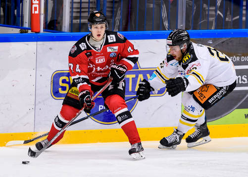 Piteås Petter Mäkitalo med pucken jagas av Vännäs