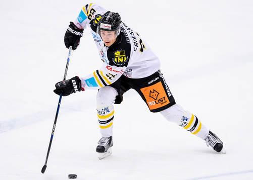 Vännäs Fredrik Eriksson med pucken