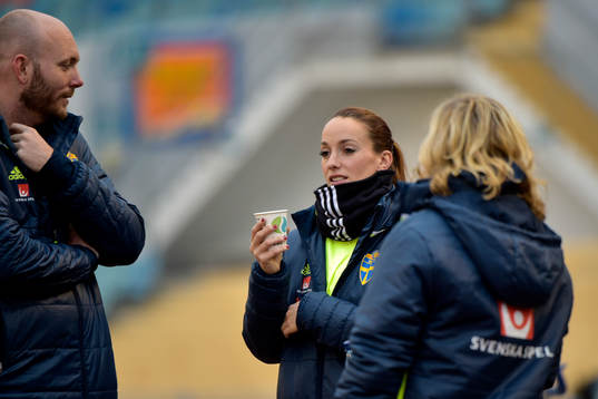 Sveriges Kosovare Asllani står över träningen med det