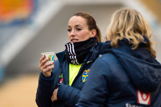 Kosovare Asllani vid sidan av en träning med det svenska