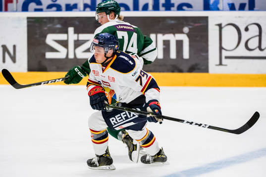 Djurgårdens Patrik Lundh får en tackling av Färjestads