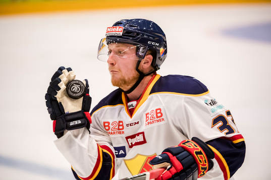 Djurgårdens Linus Hjulström fångar en puck med handen