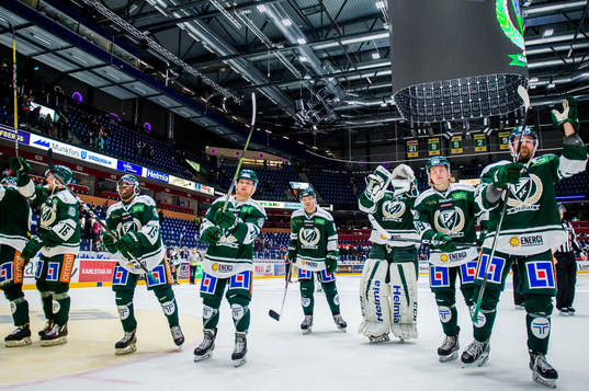 Färjestads spelare jublar och tackar publiken