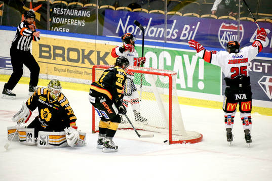 Örebros Greg Squires och Martin Johansson jublar